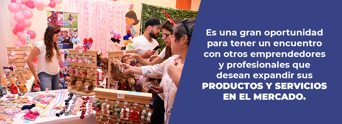 Personas viendo un stand de accesorios para el cabello de Feria Estilo Mam