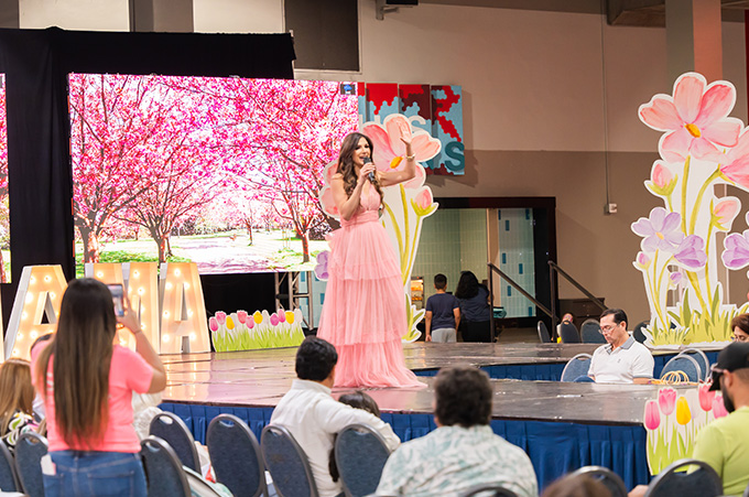 Katy hablando al pblico en el escenario de Feria Estilo Mam