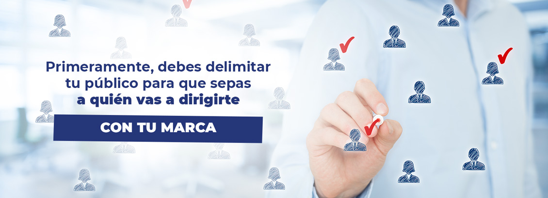 Mano marcando con check algunos bustos que simulan clientes ideales o target