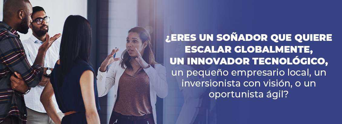 Cuatro emprendedores reunidos, dos hombres y dos mujeres, intercambiando ideas