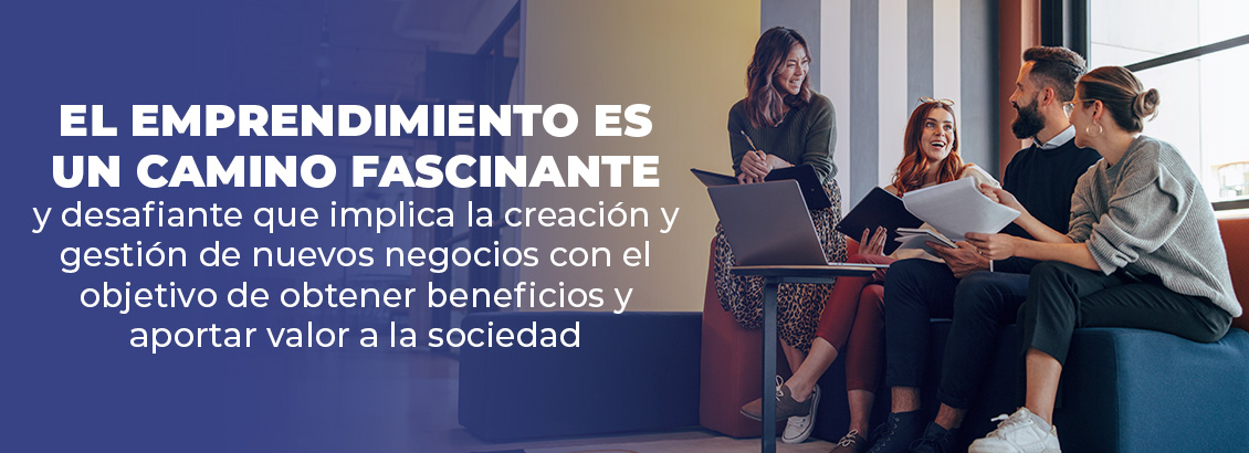 Cuatro emprendedores, tres mujeres y un hombre, sonrientes con papeles y laptop