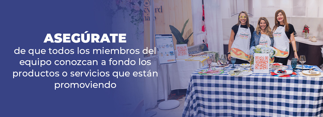 Tres emprendedoras sonrientes con su productos en la Feria Estilo Mam