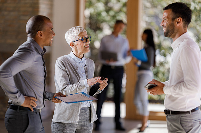 Tres empresarios en medio de una conversacin de negocios o networking