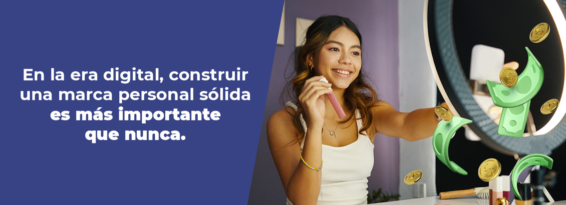 Joven sonriente mostrando sus productos mientras se graba para redes sociales