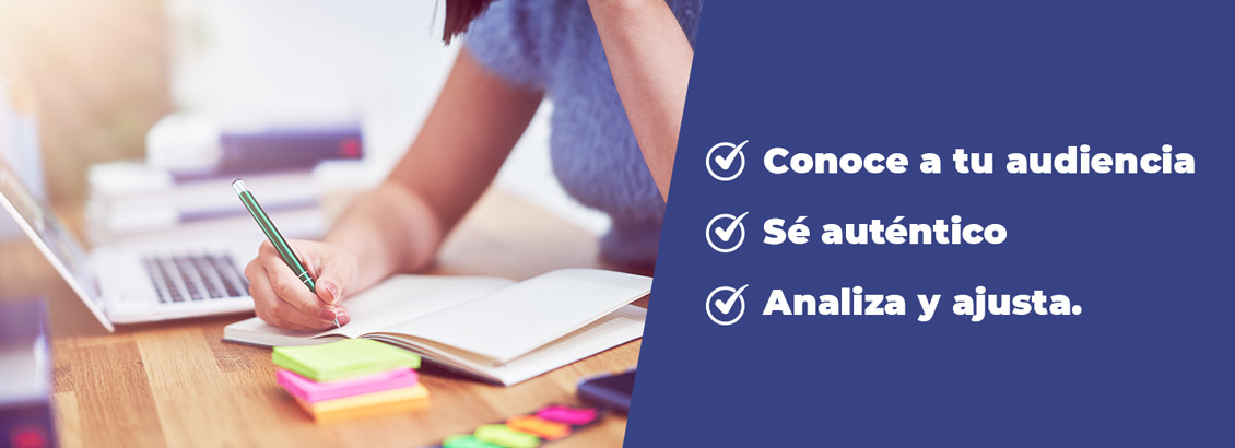 Mujer escribiendo notas sobre cmo monetizar en redes sociales