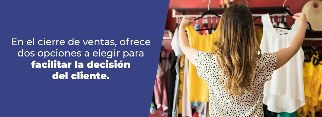 Mujer de espaldas que sostiene dos opciones de blusas