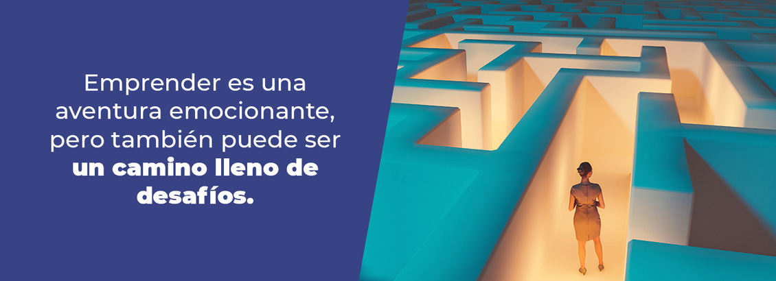 Mujer frente a un laberinto que representa los retos de un emprendedor