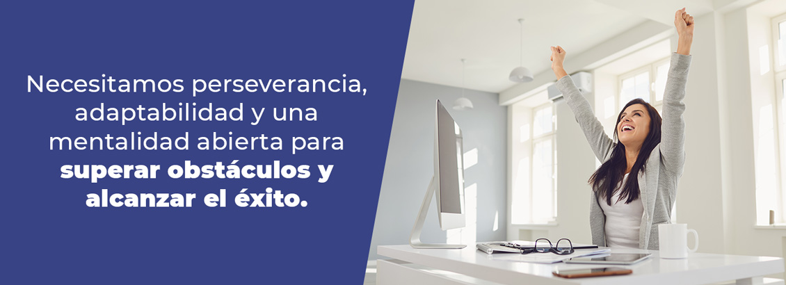 Empresaria sonriente, mirando hacia arriba y con brazos alzados