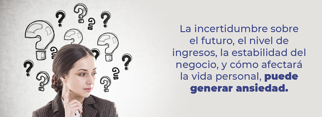 Mujer con gesto serio y mirada perdida, rodeada de interrogantes